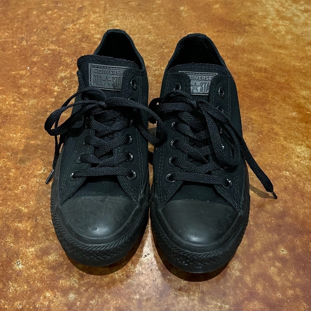 Converse women’s size 7 solid black